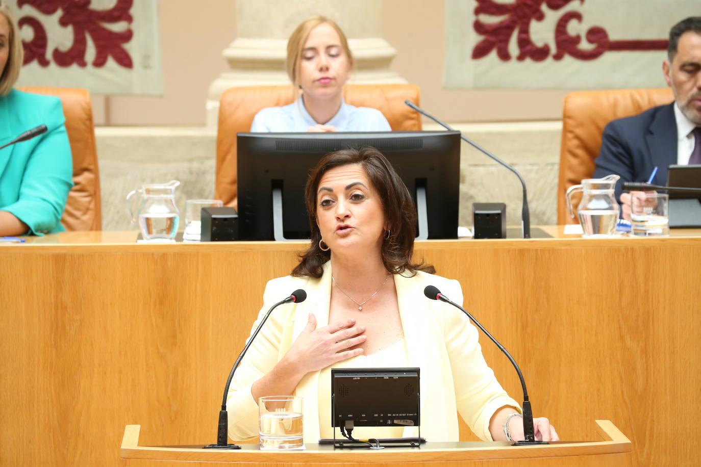 Concha Andreu, presidenta en funciones, durante su intervención en el pleno. 