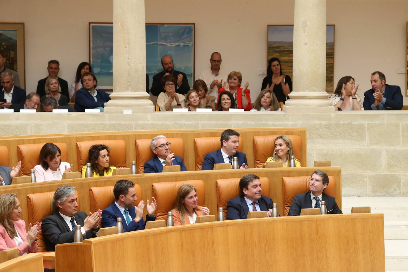 Capellán, en su asiento en el Parlamento, recibe el aplauso de sus diputados y de asistentes al pleno.