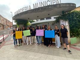 Trabajadoras de la guardería, concentradas en la puerta del centro.