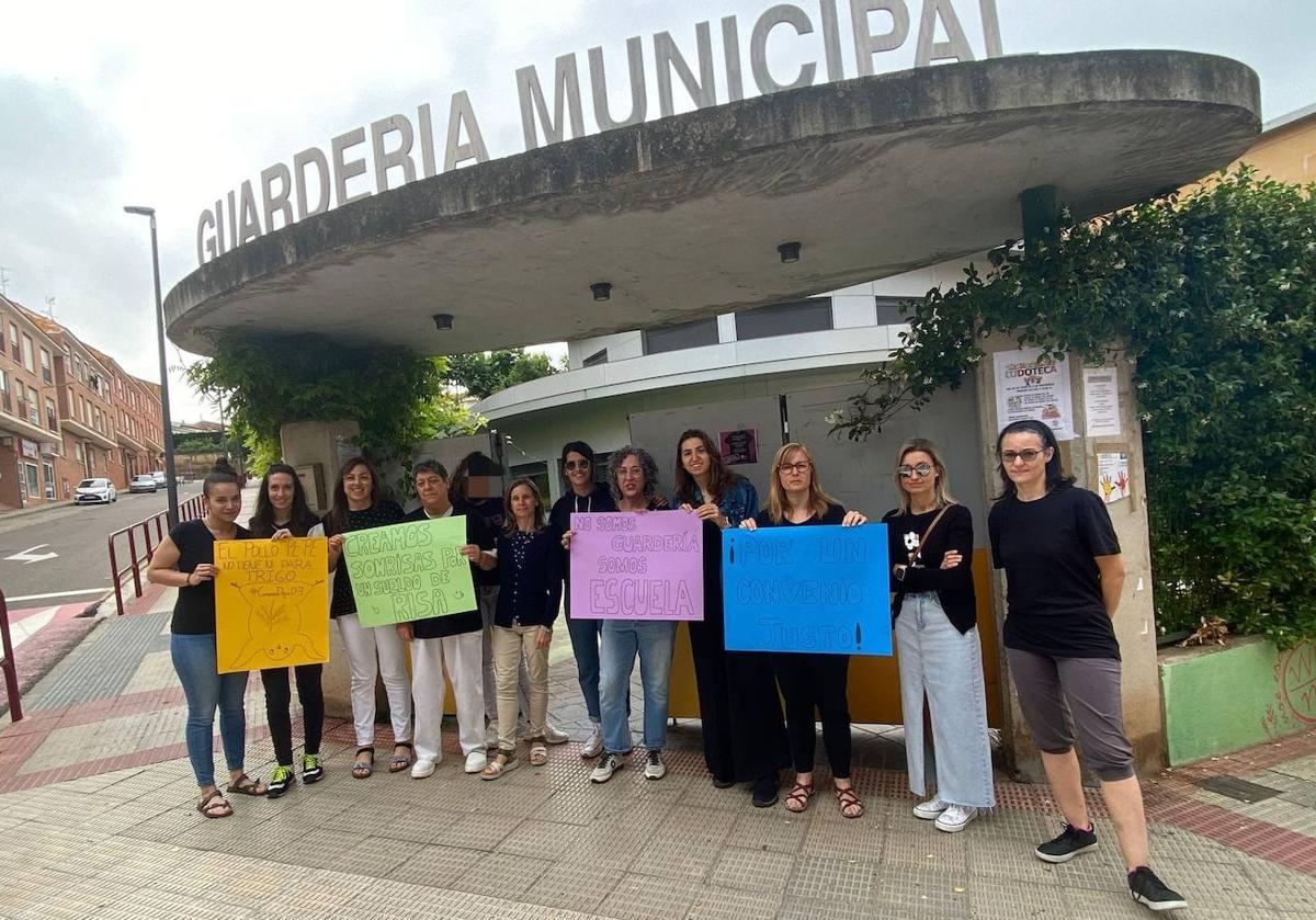 Trabajadoras de la guardería, concentradas en la puerta del centro.