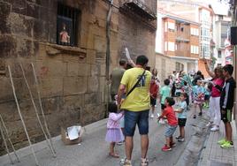 Antes del encierro, los más pequeños cantaron a San Prudencio, periódicos en mano, al más puro estilo pamplonés.