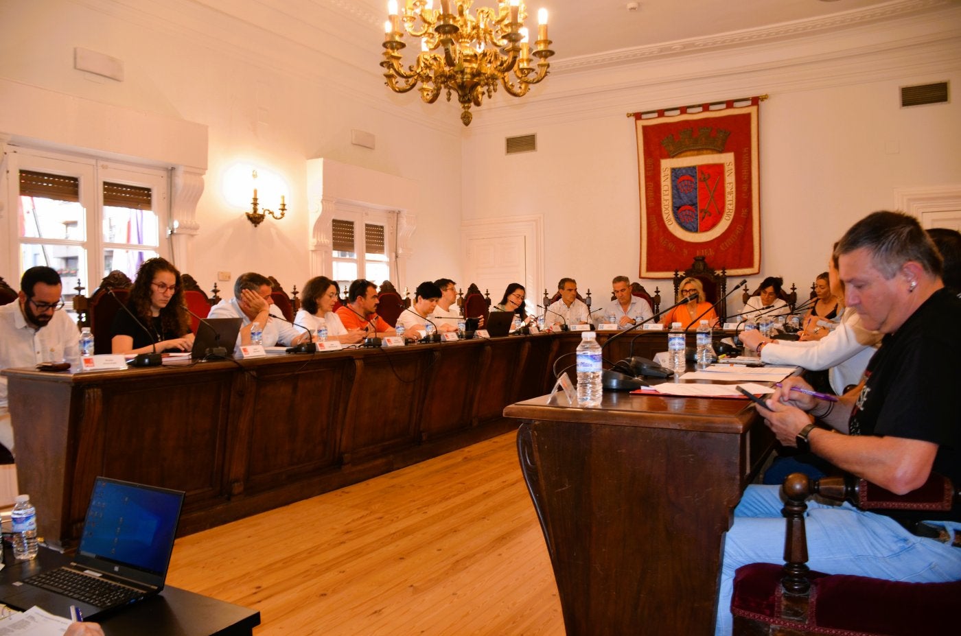 La Corporación en el primer pleno en el que se debatió la organización municipal.