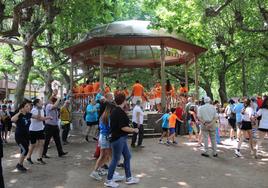 Cientos de najerinos y visitantes se reunieron en el quiosco del paseo, tras los almuerzos, para dar sus queridas vueltas en el día de San Pedro.