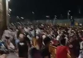 Miles de jóvenes esperan en las inmediaciones del festival