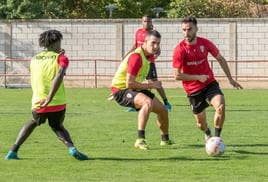 Carlos Doncel avanza con el balón en un entrenamiento de esta pasada campaña