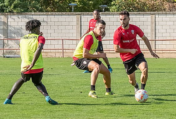 Carlos Doncel avanza con el balón en un entrenamiento de esta pasada campaña