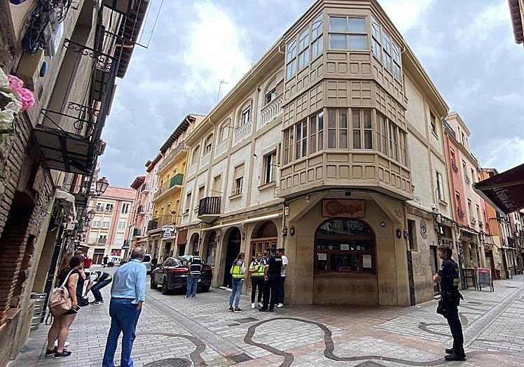 Imagen principal - Un detenido tras la caída de una joven desde un segundo piso en Laurel