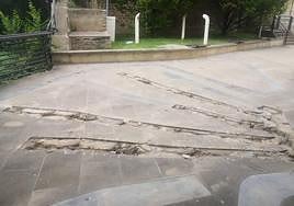 La concha del peregrino logroñesa con algunas de las piezas sustraídas del pavimento esta pasada noche a la entrada a la ciudad.