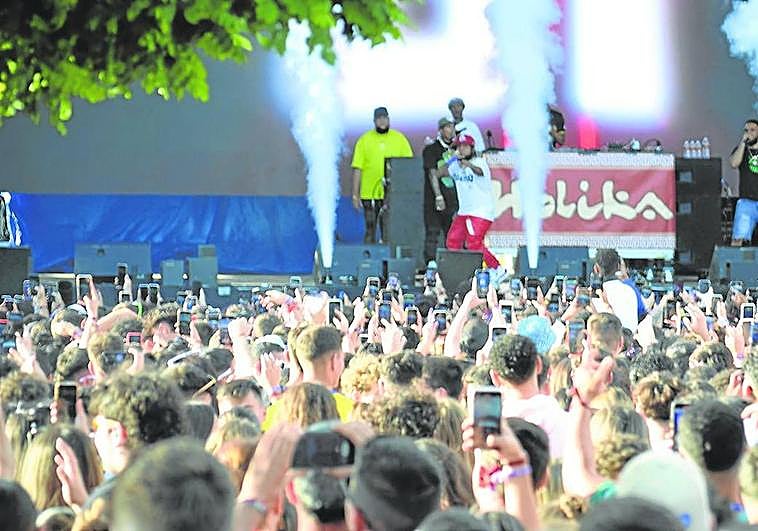 El Holika de los diamantes de pegatina y las miles de manos levantadas