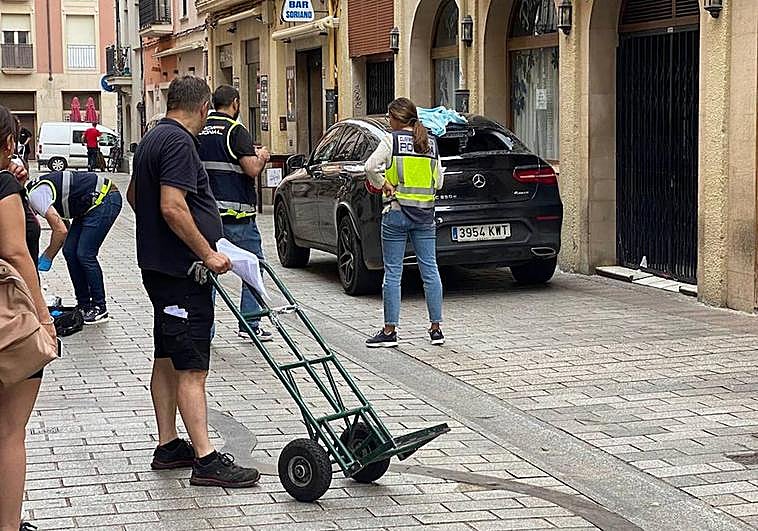 Agentes de la Policía Nacional alrededor del coche sobre el que ha caído la joven.