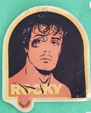 Imagen secundaria 1 - Recordada puerta del Robinson, antes de su desaparición total, y posavasos del Rocky y del Saxo, bares de la primera época de 'La Zona'.