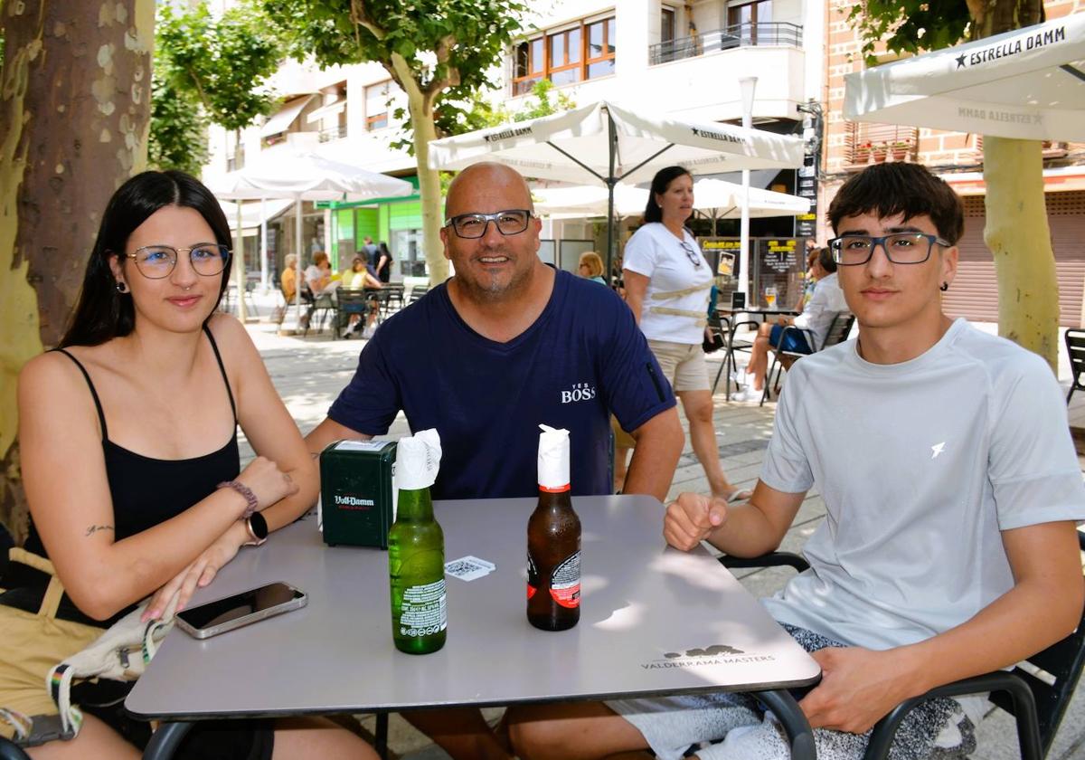 Loida y Enoc, con su padre Luis Fernando Gijón en una terraza del paseo del Mercadal.