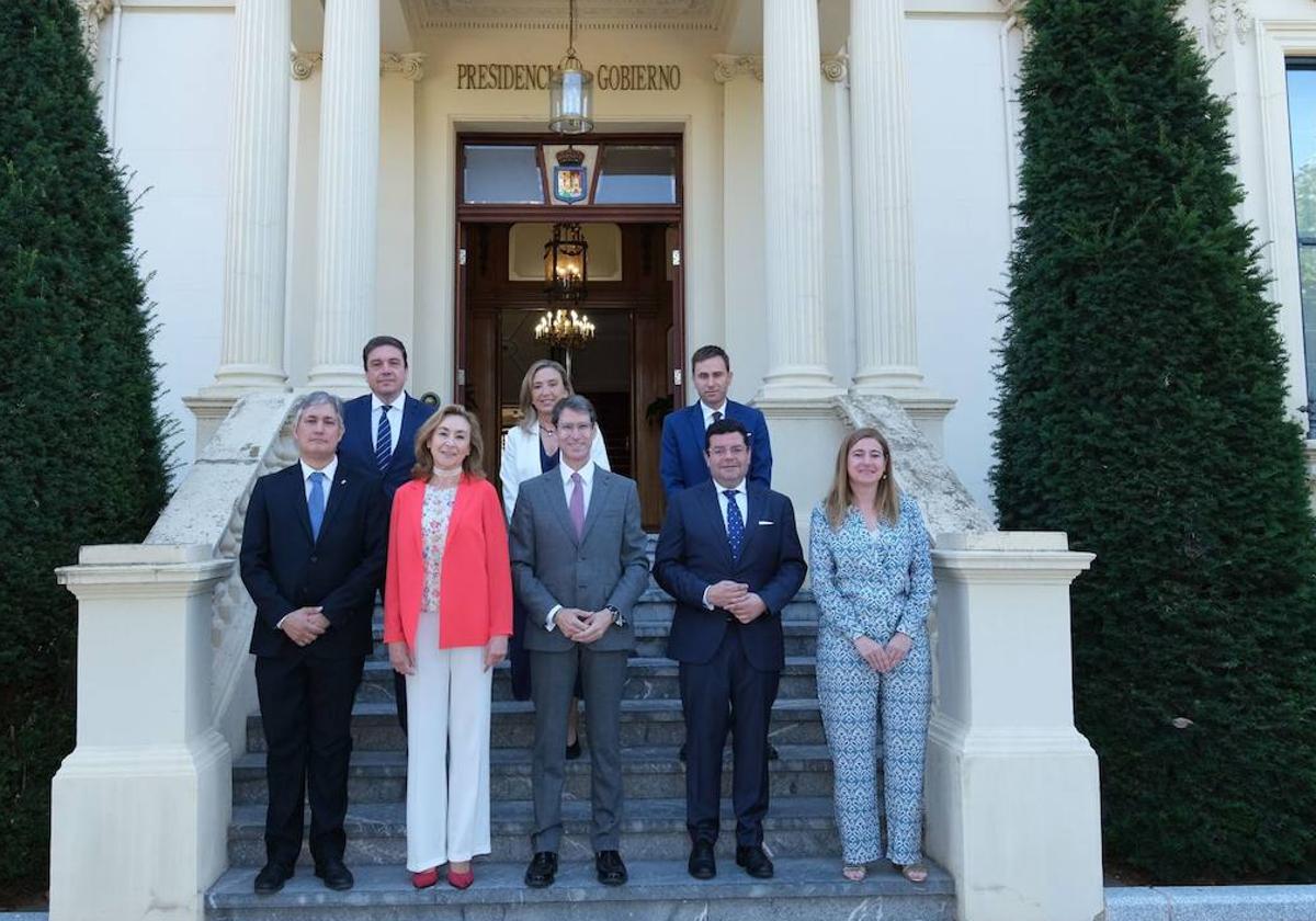 Los siete consejeros, con el presidente Capellán, en el Palacete