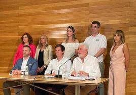 Sentados: Ignacio Aquesolo (nº 1 al Senado), Ángel Alda (presidente de Vox-Rioja) y Jorge Cutillas (nº 1 al Congreso«. De pie, Ilda Cárdenas, Susana Alesanco, Belén Benes, Luis Mayoral y Laura Llorente.