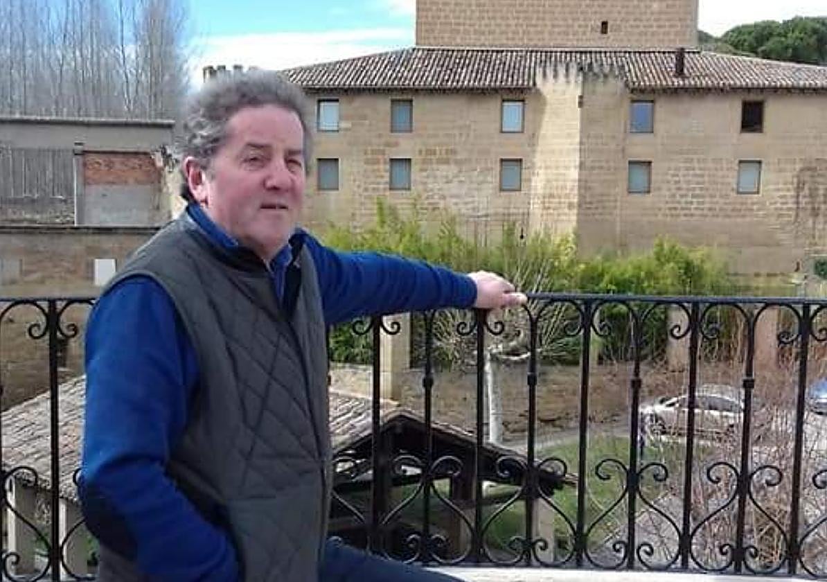 Joaquín Cegarra, con el castillo de Cuzcurrita de Río Tirón al fondo.