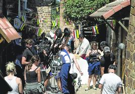 Preparando el equipo para rodar una escena en una calle de El Rasillo el pasado fin de semana.