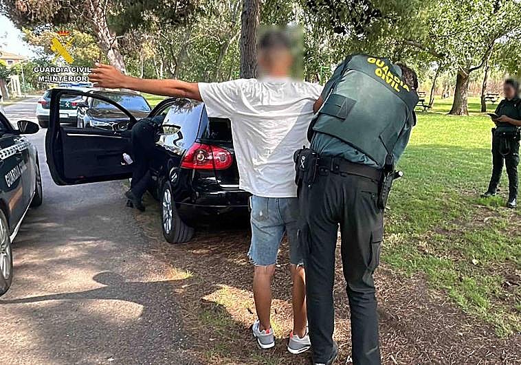 Registro a un joven llevado a cabo por la Guardia Civil.