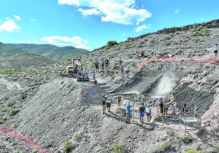 Imagen principal - Arriba, preparación del yacimiento el sábado. Debajo, a la izquierda, parte del equipo Garras 2023. A lla drecha, Sanda, con la lupa revisando una pieza del cribado. 