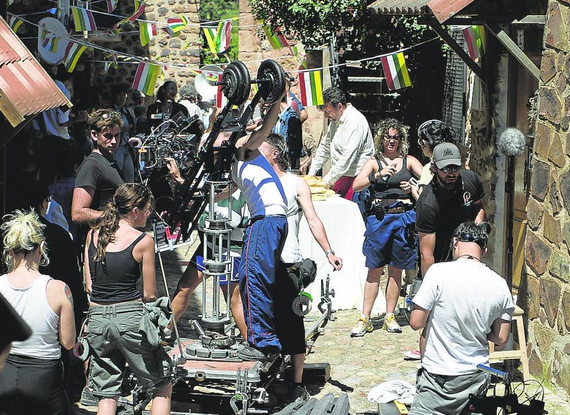 Preparando el equipo para rodar una escena en una calle de El Rasillo el pasado fin de semana.