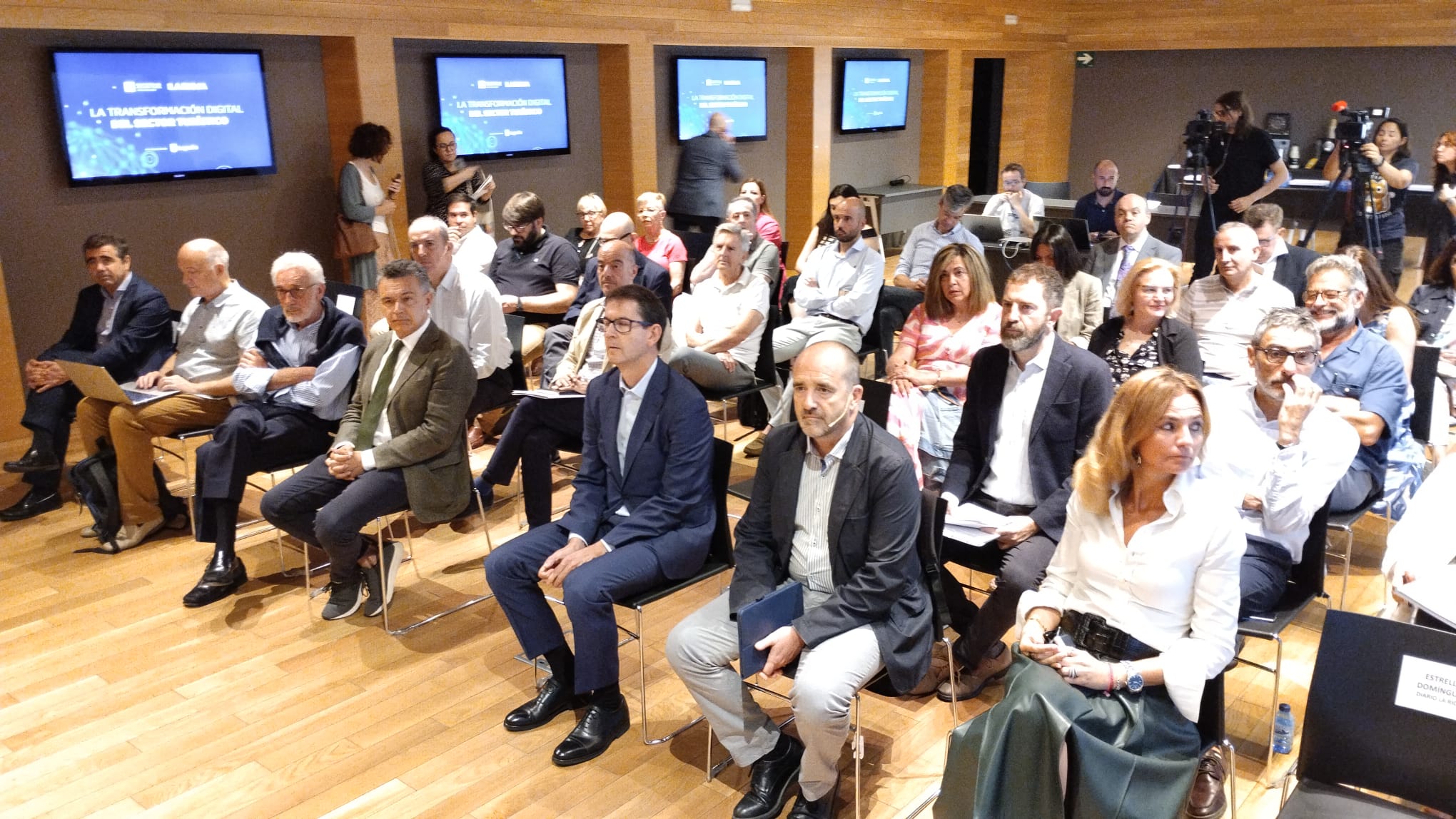 Personalidades, organizadores, participantes y asistentes al acto.