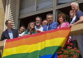 Colocación de la bandera LGTBI+ este año, con toda la corporación menos Vox, que a los días fue retirada para ser devuelta a las horas tras la polémica surgida.