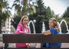 María Victoria de Pablo y Laura Ramírez, abogadas de la Asociación Clara Campoamor, junto a Alicia Redondo, posan en el paseo que lleva el nombre de la histórica sufragista en el barrio de Cascajos.