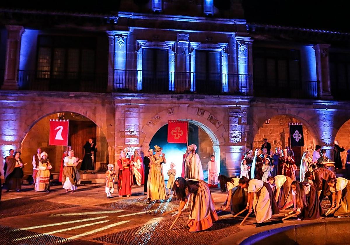 Una escena de 'Los milagros del Santo' en la plaza de España, en el año 2019.