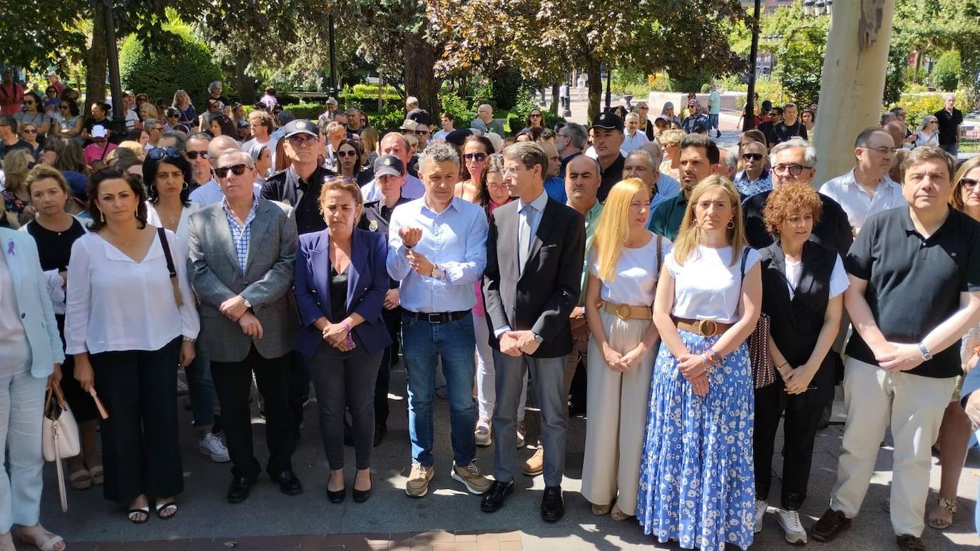 Unas 300 personas se concentran en repulsa por el asesinato machista de Logroño