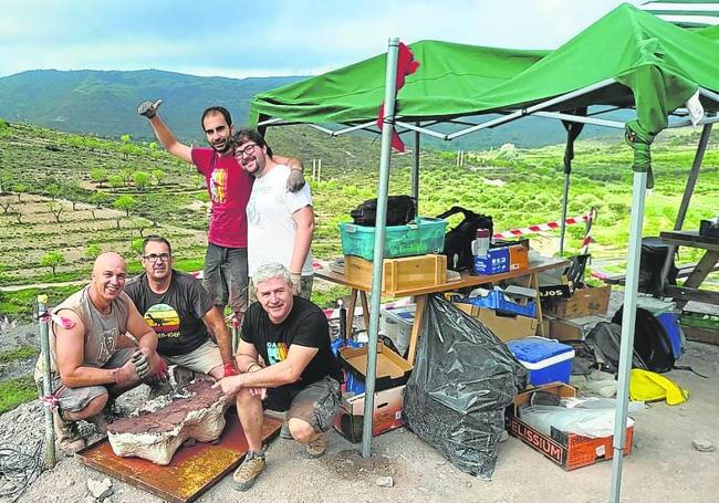 Uno de los bloques con varios restos óseos fosilizados.