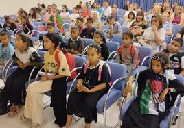 El encuentro entre las familias y los menores saharauis en el Ayuntamiento de Logroño