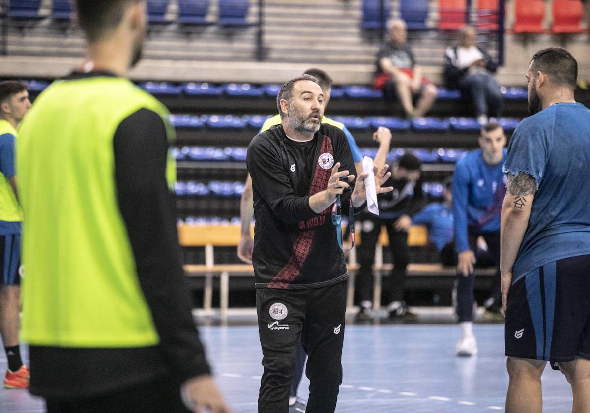 Miguel Ángel Velasco, en un entrenamiento del Ciudad de Logroño.