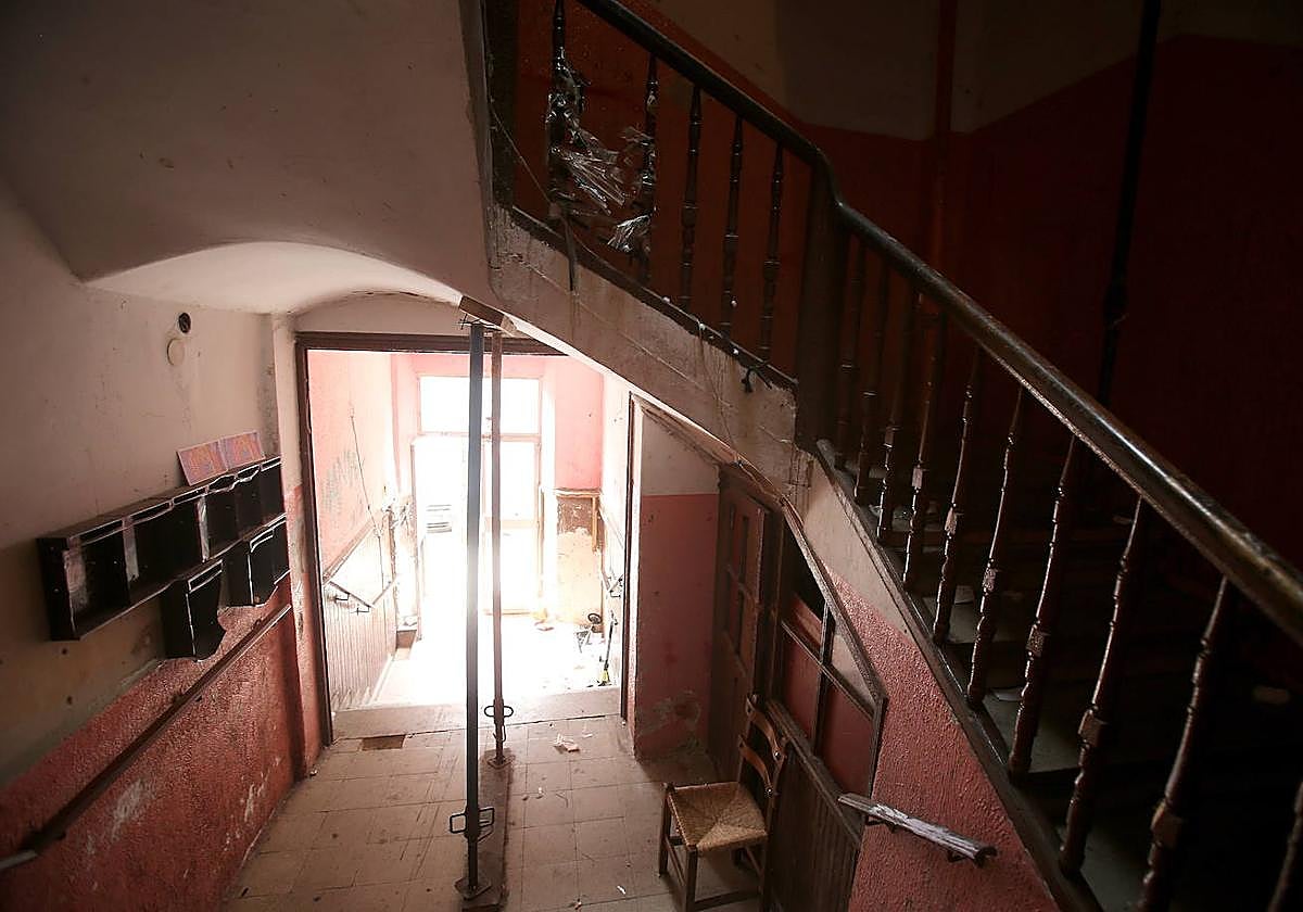 Inmueble de avenida de Navarra en el que se produjo la presunta violación.