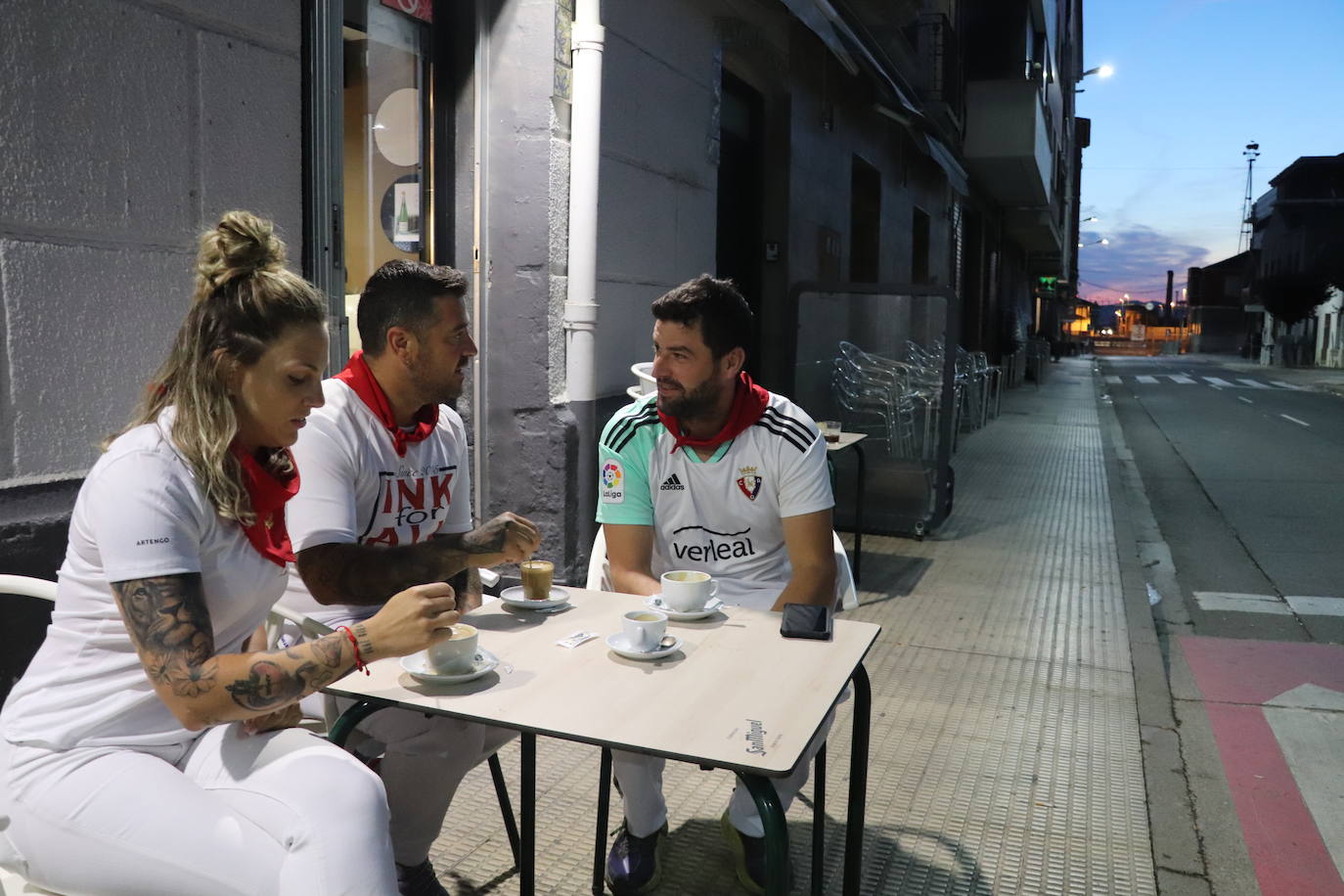 Decenas de riojanos van cada día a los encierros de San Fermín y después vuelven al trabajo