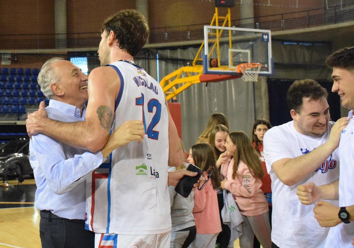 Juan Bernabé, presidente del Clavijo, abraza a Nicolau.