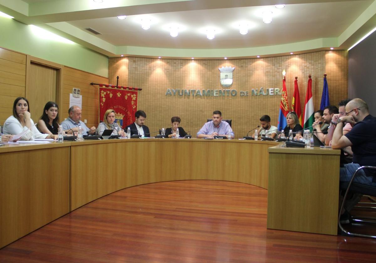 La actual corporación del Ayuntamiento de Nájera al completo durante la sesión extraordinaria del pleno en la tarde de ayer miércoles.