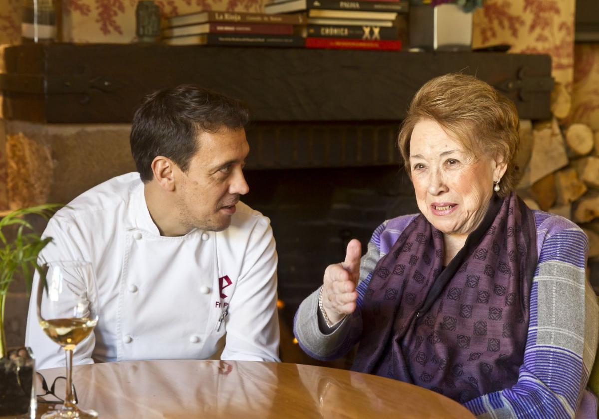 Francis Paniego escucha, con admiración, las palabras de su madre.