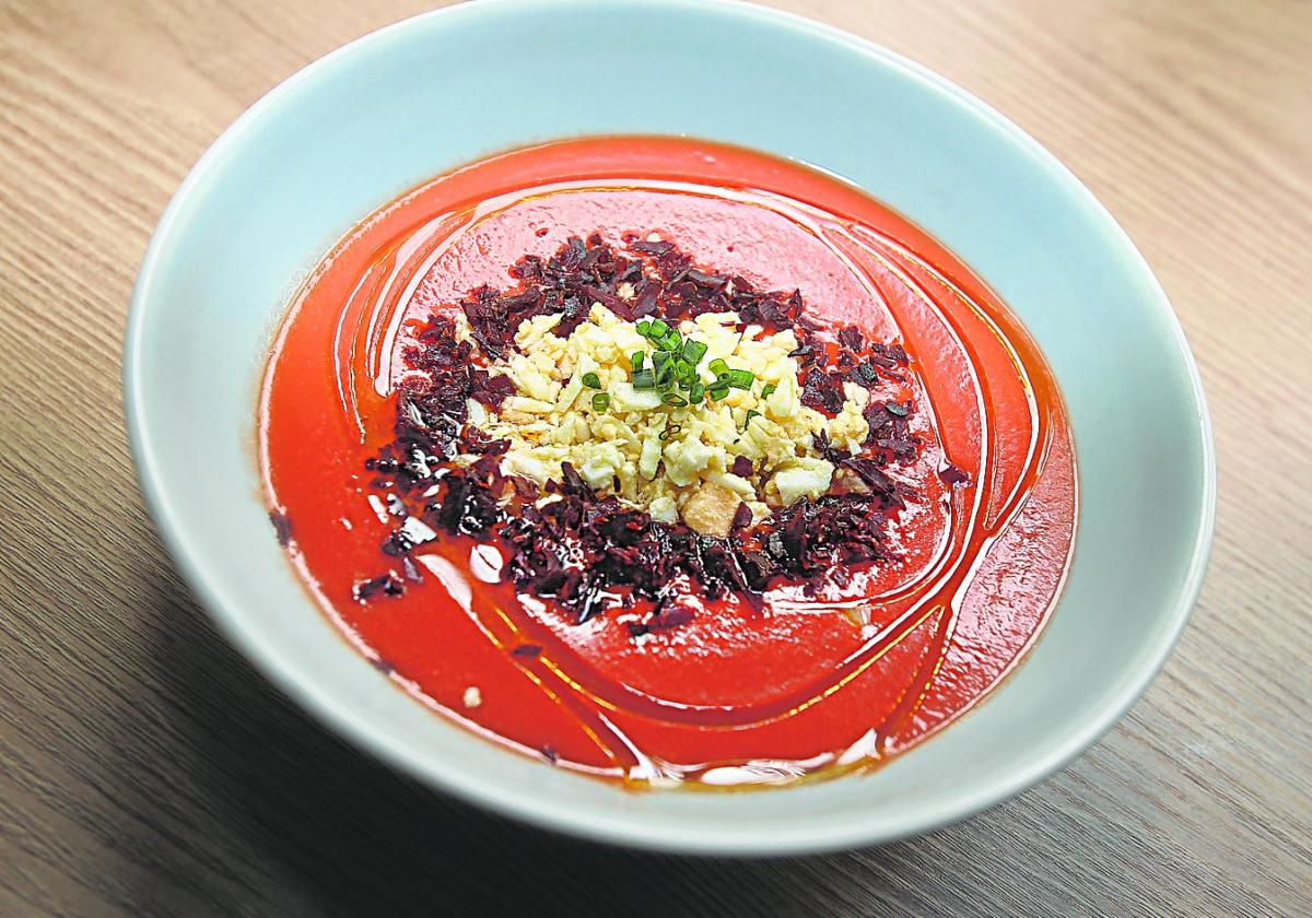 Salmorejo con virutas de cecina crujiente