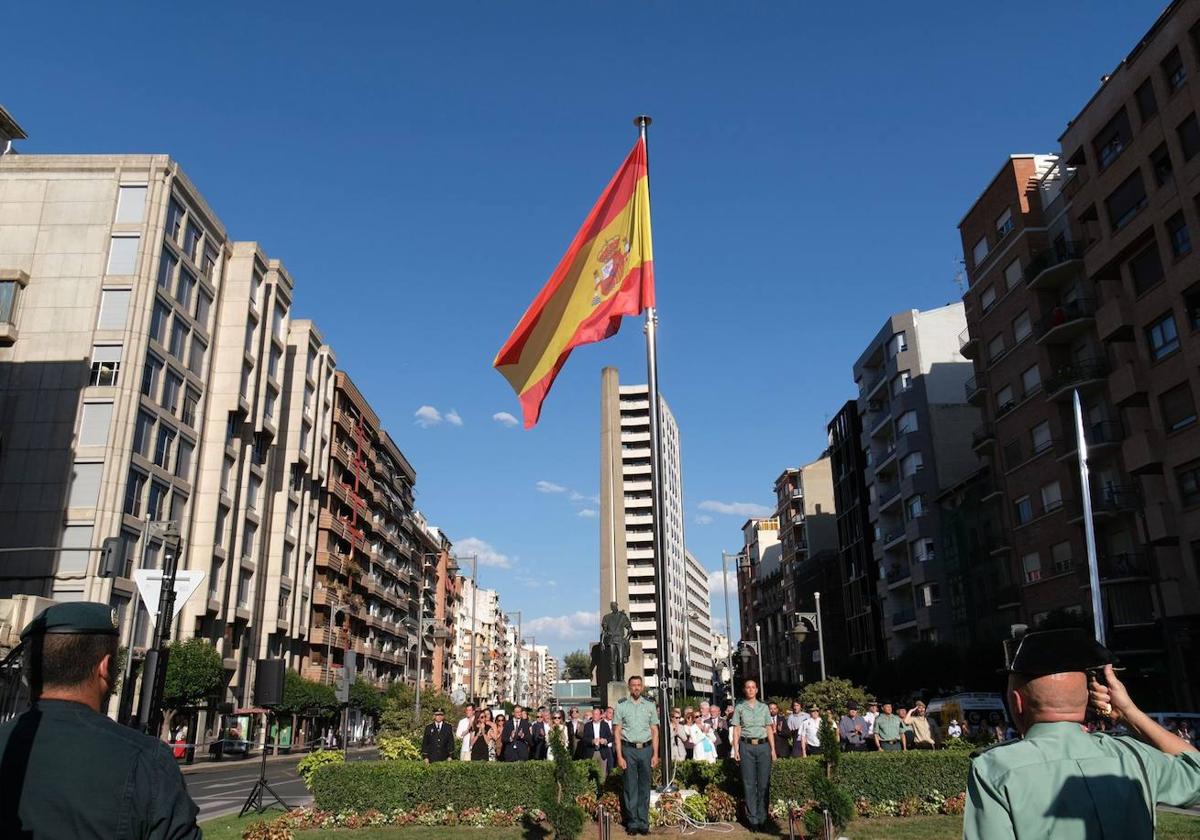 Bandera de España izada junto al Labrador.