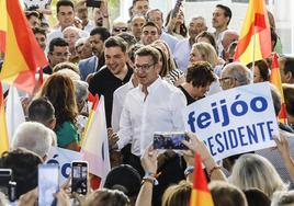 Feijóo llega al Riojafórum aclamado por los asistentes.