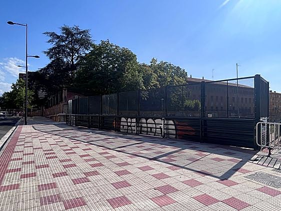 Vara de Rey, sin inaugurar, y ya tiene pintadas