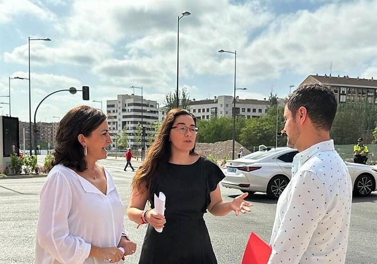 Concha Andreu, Elisa Garrido y Raúl Díaz en la esquina de Vara de Rey con Duques de Nájera.