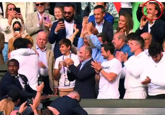 Abel Lusa, hostelero riojano, observa el abrazo entre Carlos Alcaraz y Juan Carlos Ferrero.