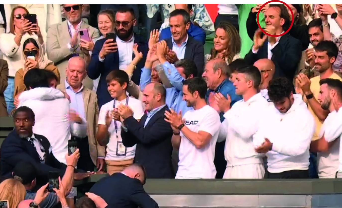 Abel Lusa, hostelero riojano, observa el abrazo entre Carlos Alcaraz y Juan Carlos Ferrero.