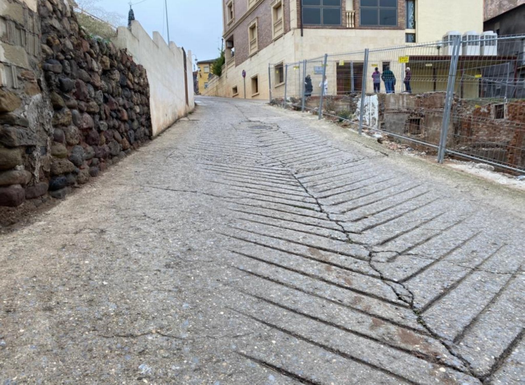 Acceso que mejorará la obra.