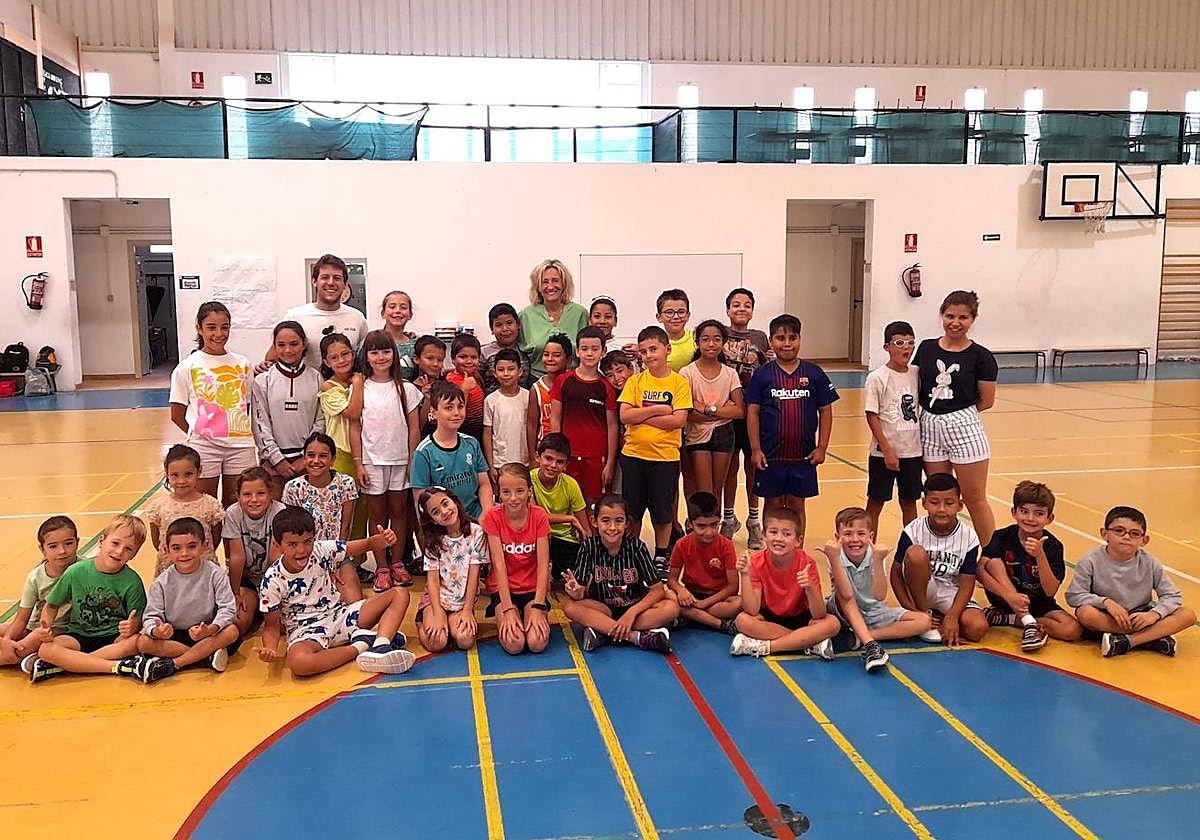 La alcaldesa Monica Arceizen el pabellón del colegio Aurelio Prudencio.