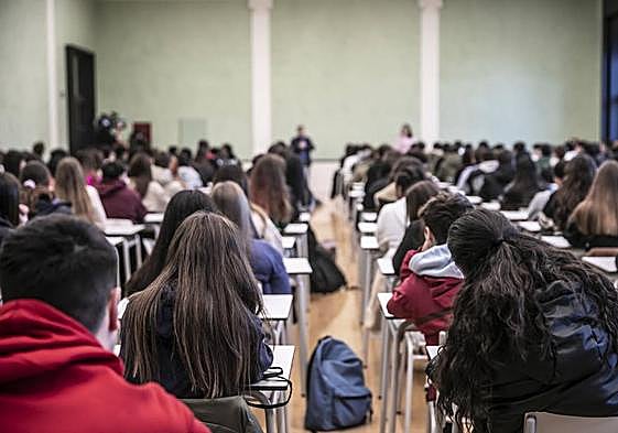 Alumnos del IES Sagasta en el Aula Magna del centro.