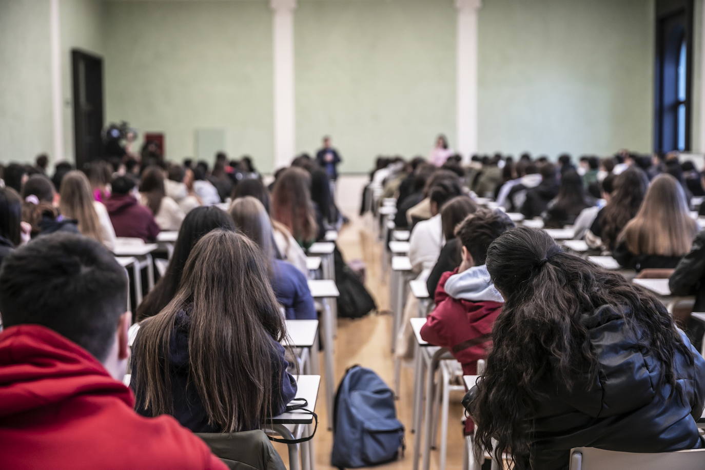 Alumnos del IES Sagasta en el Aula Magna del centro.