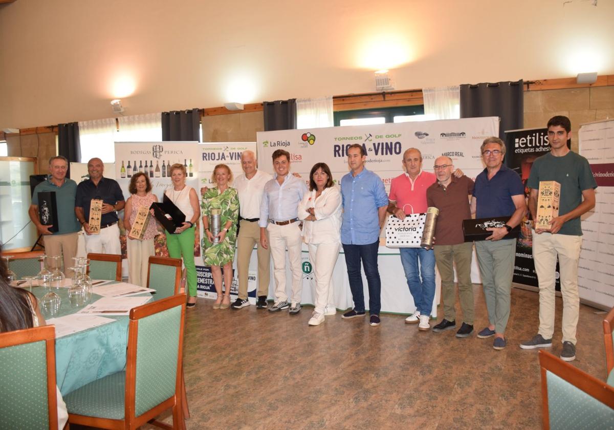 Los ganadores posaron con sus obsequios en compañía de los representantes de los patrocinadores y organizadores.