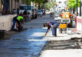 Últimas actuaciones en la zona de las Cien Tiendas, el pasado mayo, por personal del parque de servicios municipal