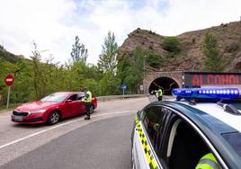 Control de tráfico de la Guardia Civil en los túneles de Viguera.